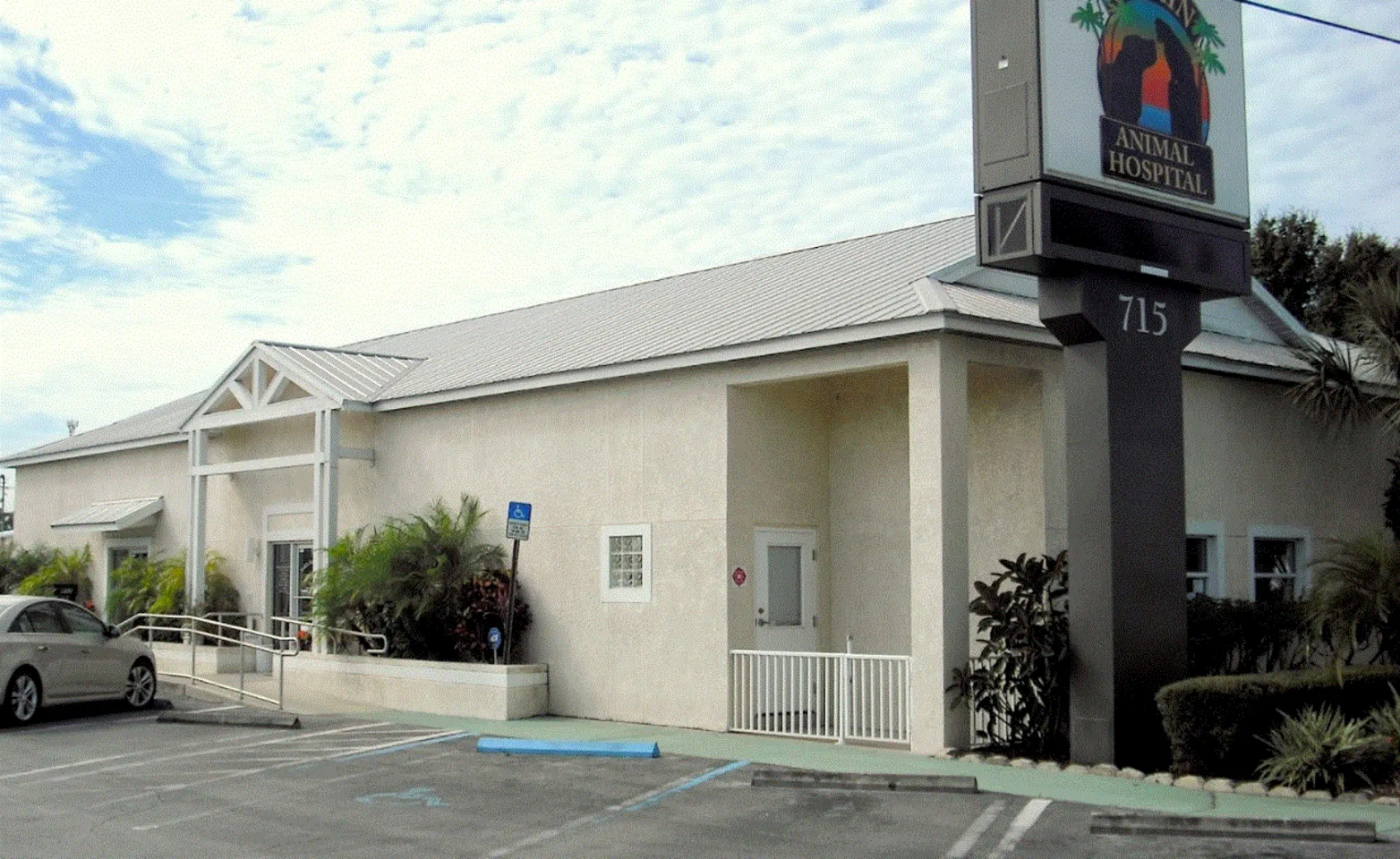 Ruskin Animal Hospital's front building